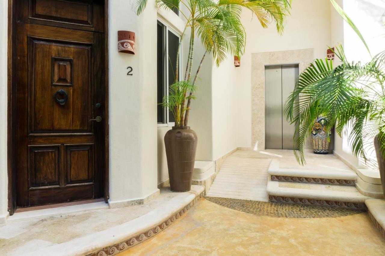 Royal Palms 9 *