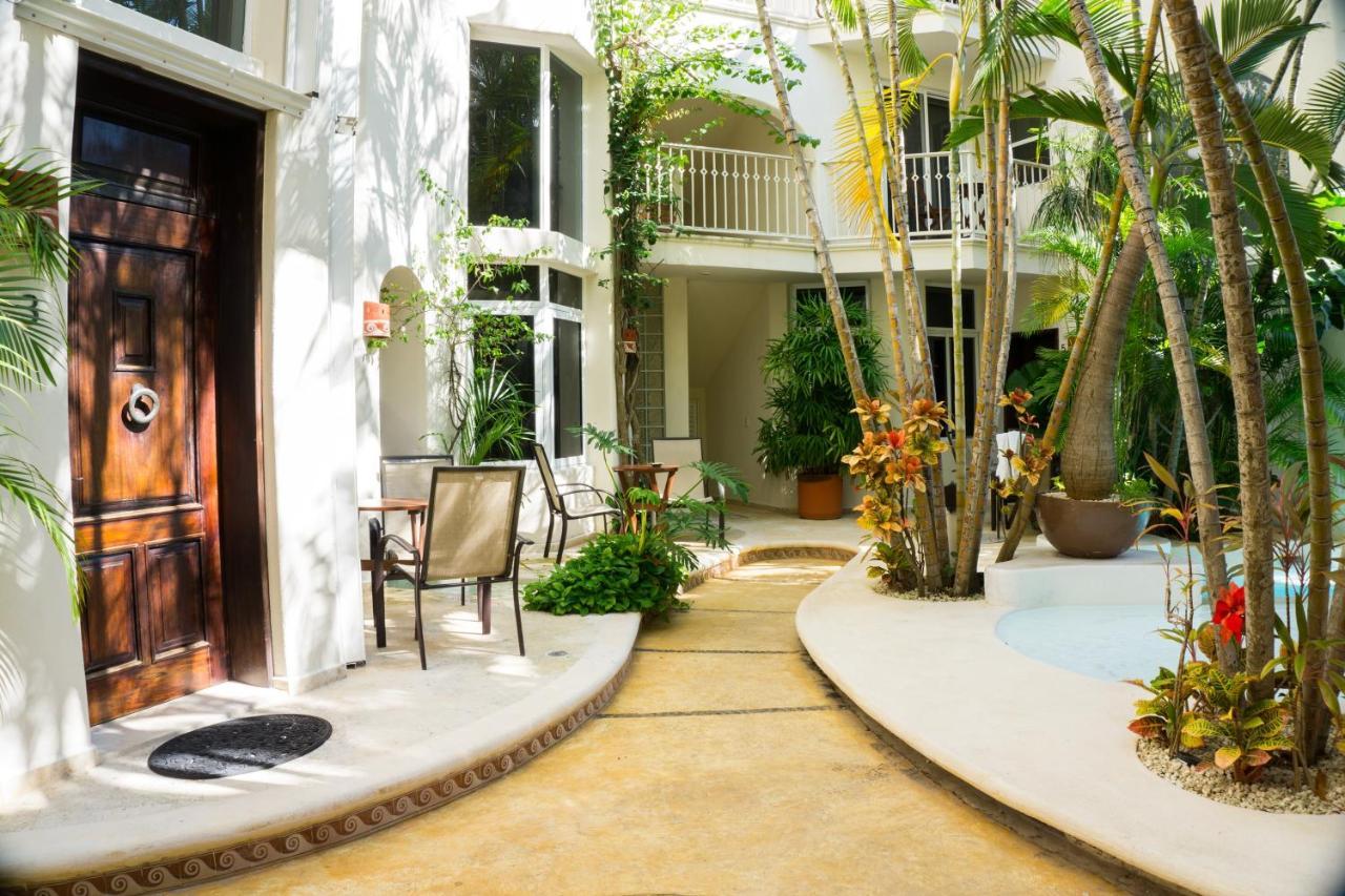 Royal Palms 9 *